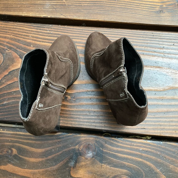 Woman’s Boots - Picture 3 of 4